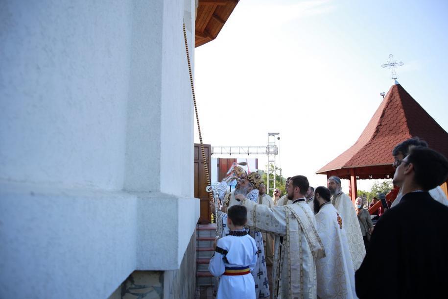 IPS Mitropolit Teofan a sfințit Biserica „Sfântul Iustin Martirul și Filosoful”-Valea Racului/ Foto: Flavius Popa